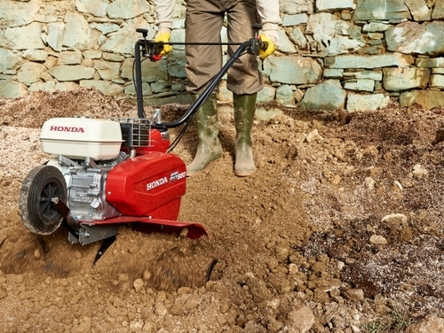 Glebogryzarka to urządzenie, które może być wykorzystywane w ogrodzie przez cały rok poza okresem kiedy gleba jest zmarznięta lub bardzo silnie przesuszona